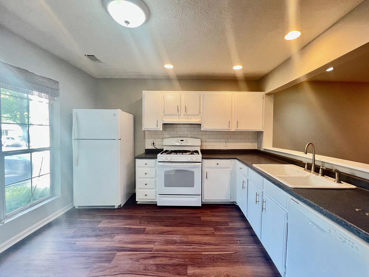 2 bed, 1280 sqft, $2,095 — Photo 3