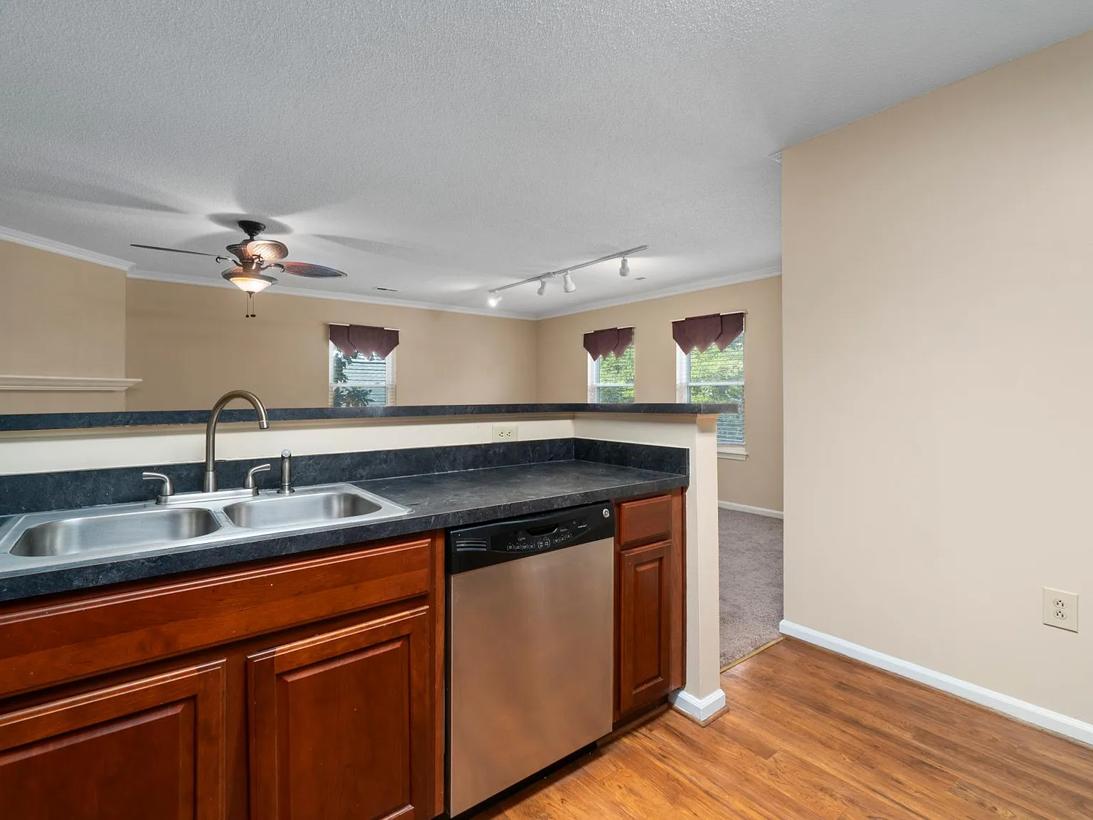 2 bed, 1038 sqft, $1,795 — Photo 4