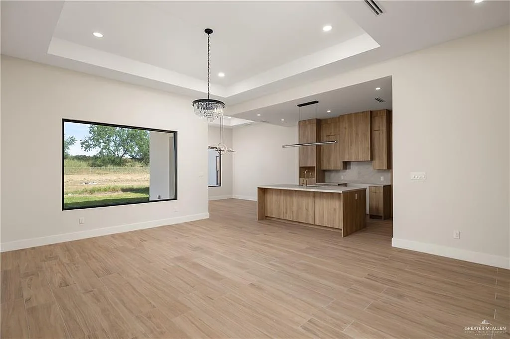 4 bed, 3.5 bath, 2369 sqft, $3,900 — Photo 4