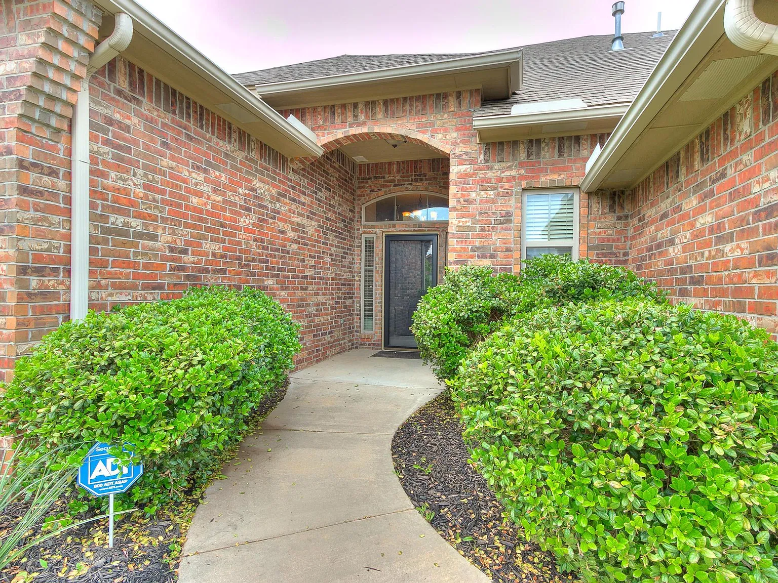 4 bed, 2001 sqft, $2,600 — Photo 2