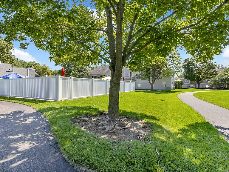 1214 Ballantrae Pl #E — Photo 30