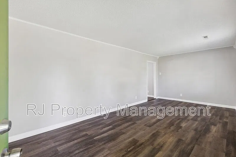 4 bed, 2.0 bath, $1,395 — Photo 3