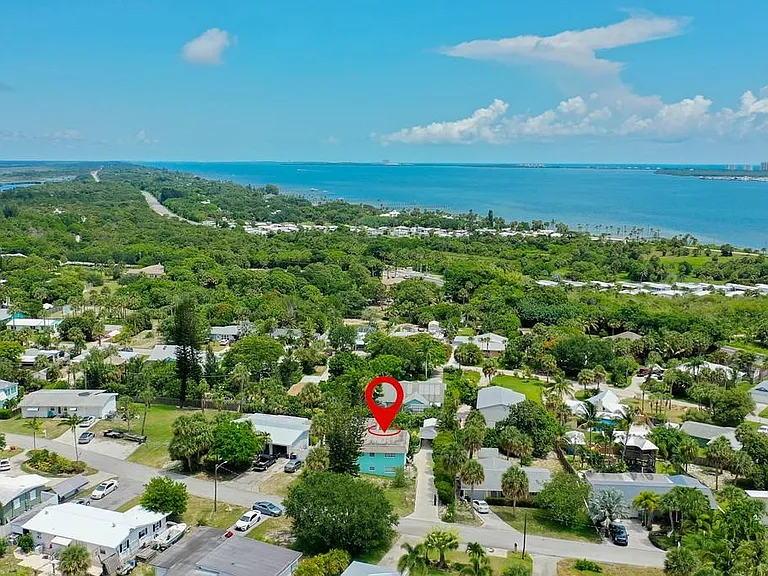 1265 NE Oceanview Cir — Photo 2