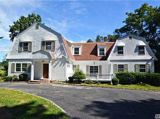 2 Cherry Ln, Great Neck, NY 11024