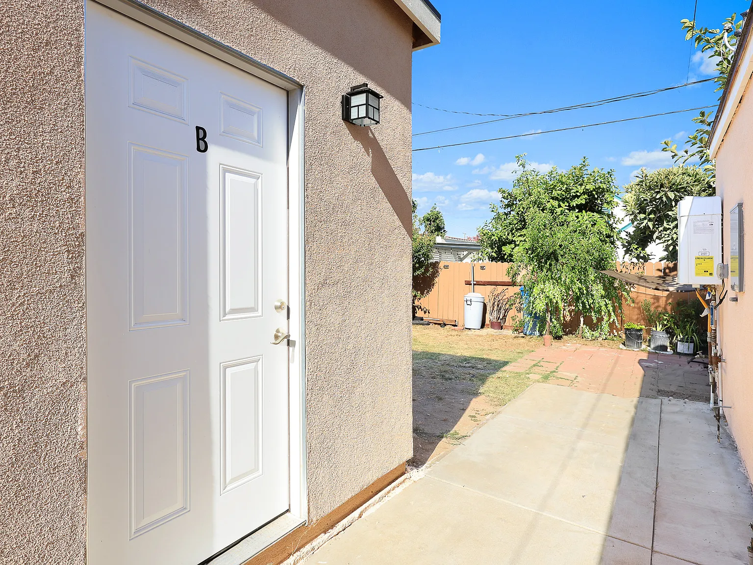 2 bed, 850 sqft, $2,400 — Photo 2