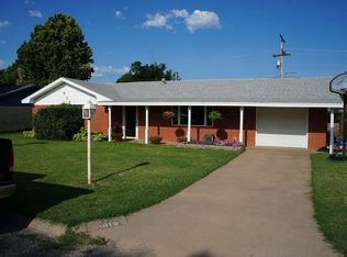 937 S Santa Fe St, Mooreland, OK 73852