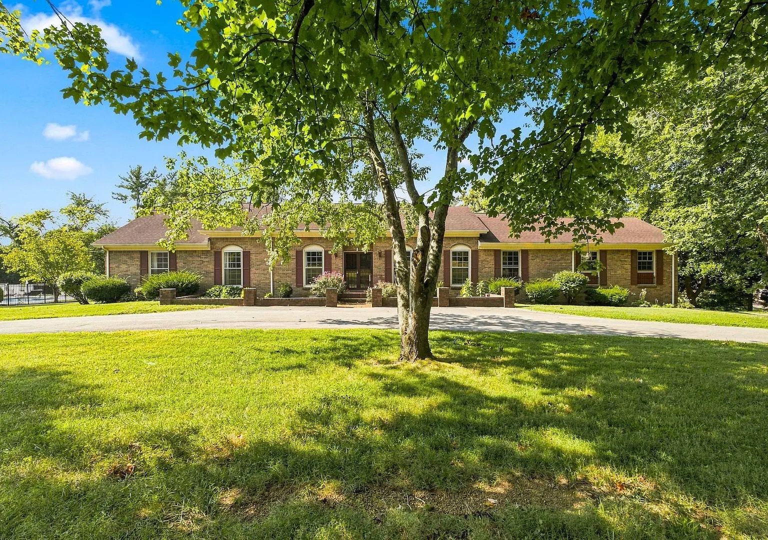 Rare Brentwood Rental Available! — Photo 2
