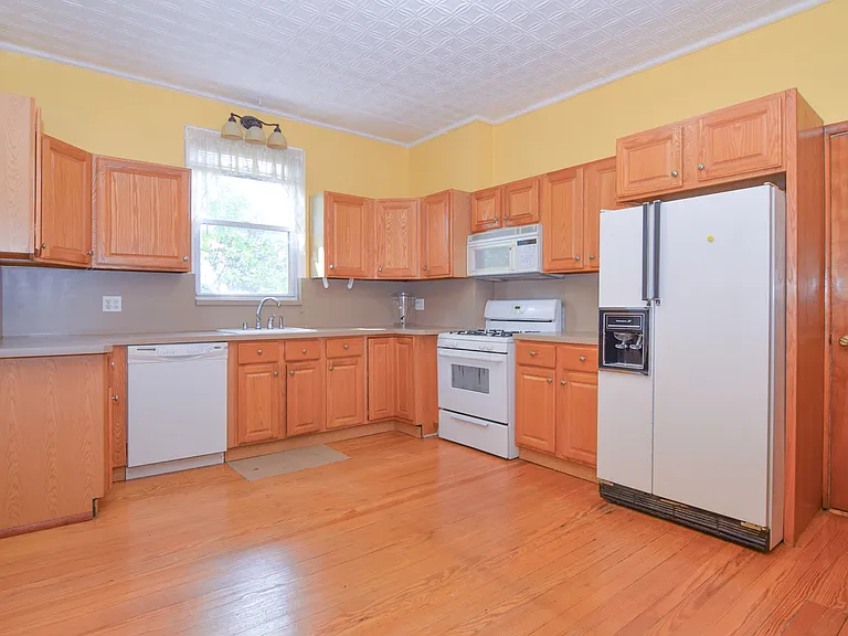 Eat-in Kitchen