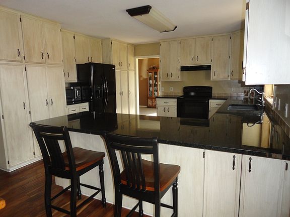 Kitchen 13'6" x 13'5"