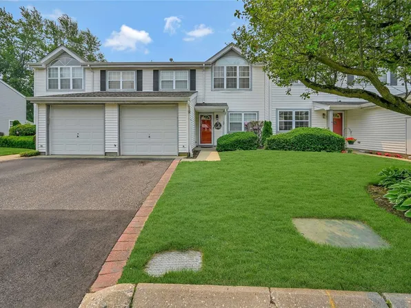 17 Indian Trace #17, Kings Park, NY 11754