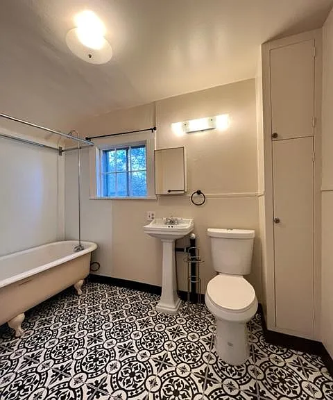 406 W 10th St — Photo 13