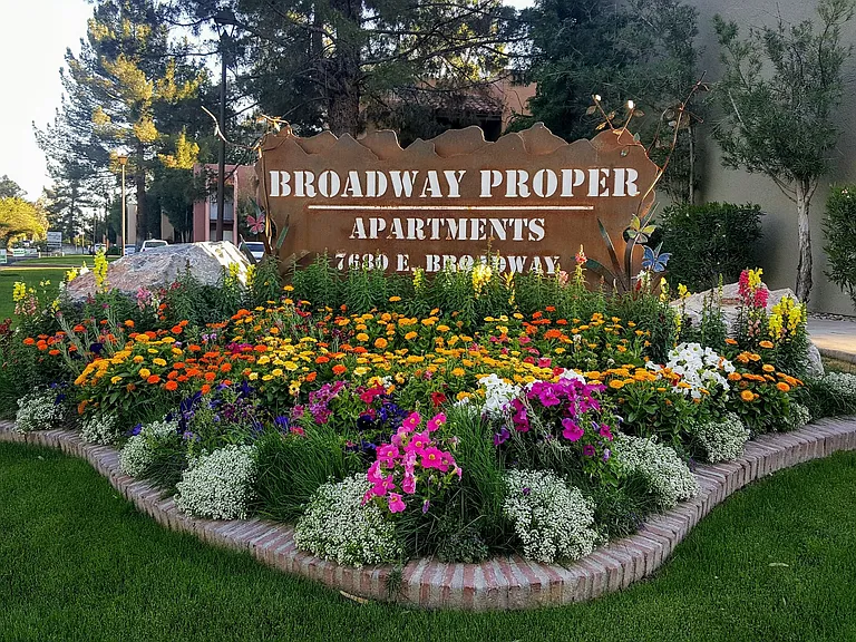 Broadway Proper Apartment ** One Month Free**W/D Included — Photo 2