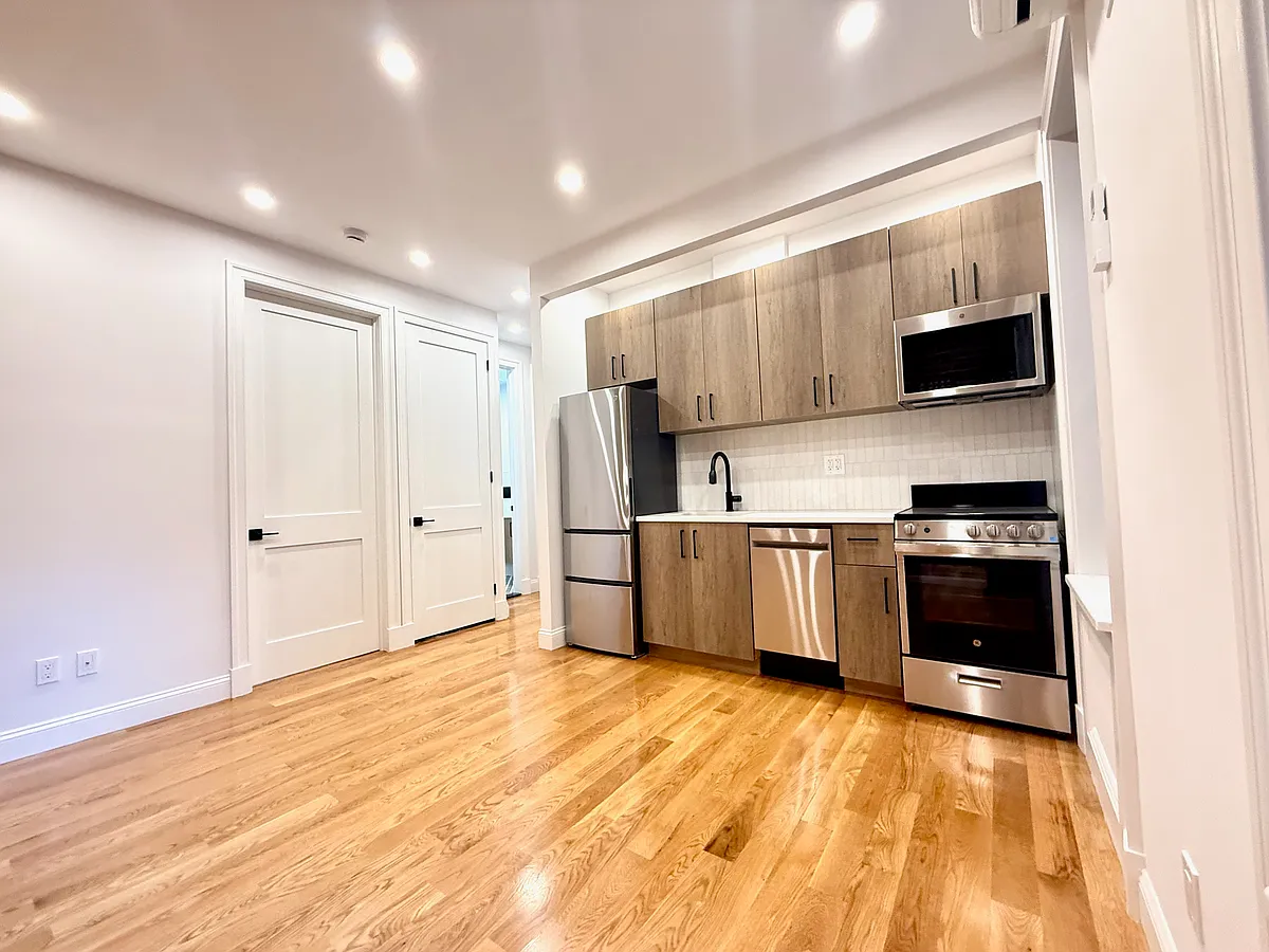 Building Photo - 151 E 19th St #21C