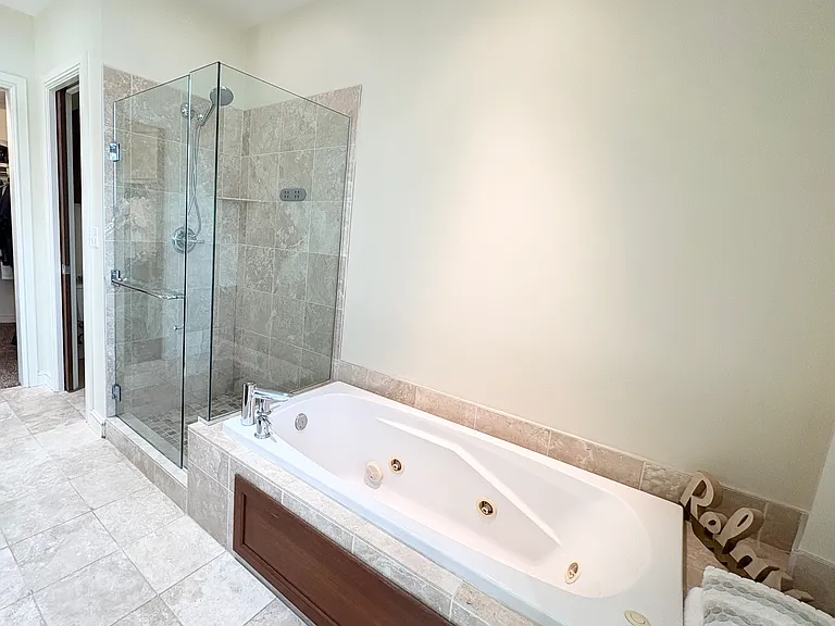 Whirlpool bath tub with walking shower
