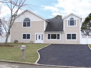 32 Blackpine Dr, Medford, NY 11763