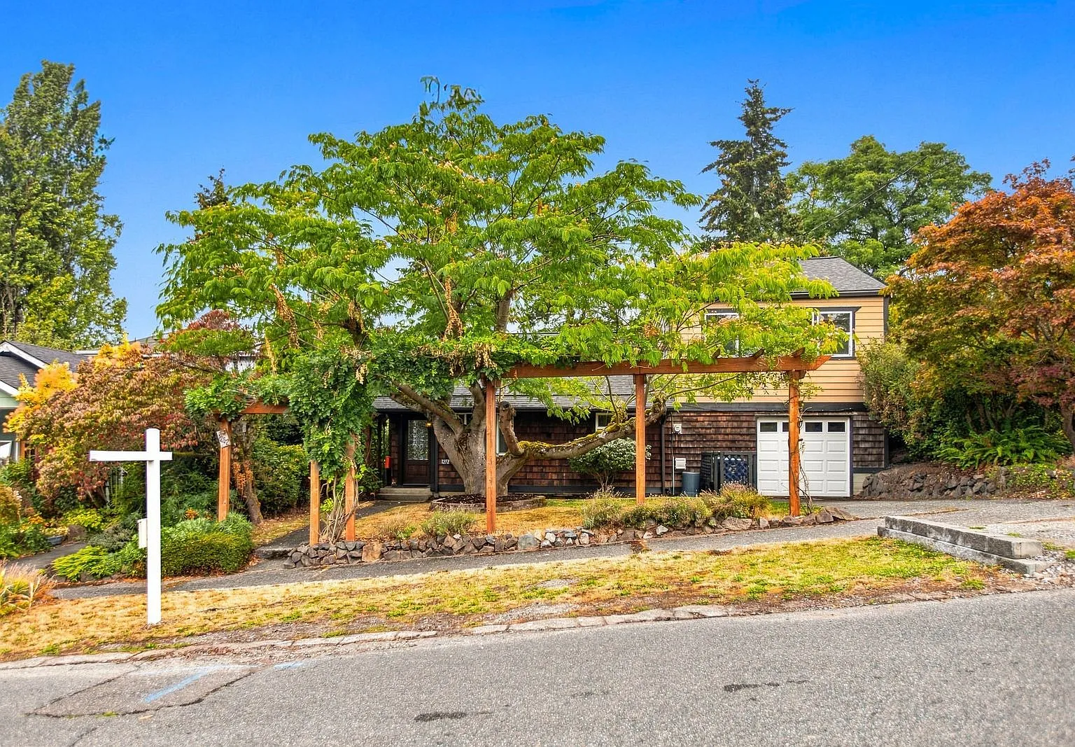 4 bed, 1800 sqft, $4,000 — Photo 1