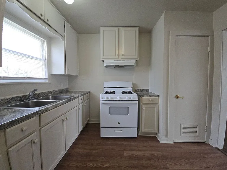 1307 E Avenue H — Photo 6
