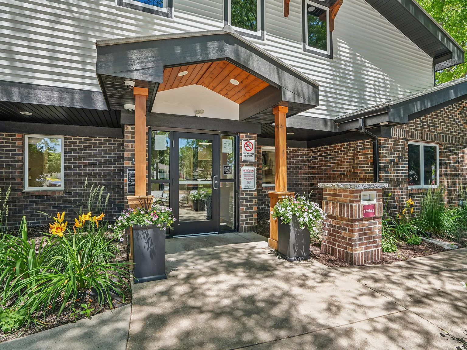 Sun Prairie & Vista Court — Photo 2