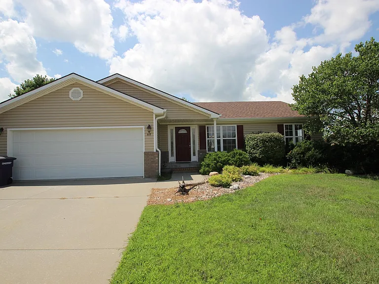 517 Harland Dr — Photo 1