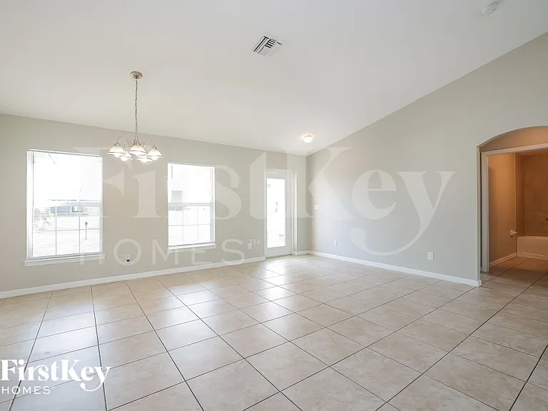 2209 NW 37th Ave — Photo 5