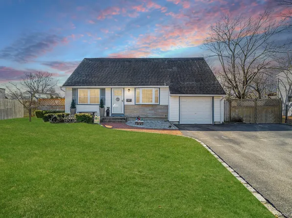 34 W Lakeland Street, Bay Shore, NY 11706