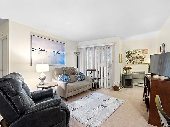 4th image of 55 Fieldstone Dr APT 34