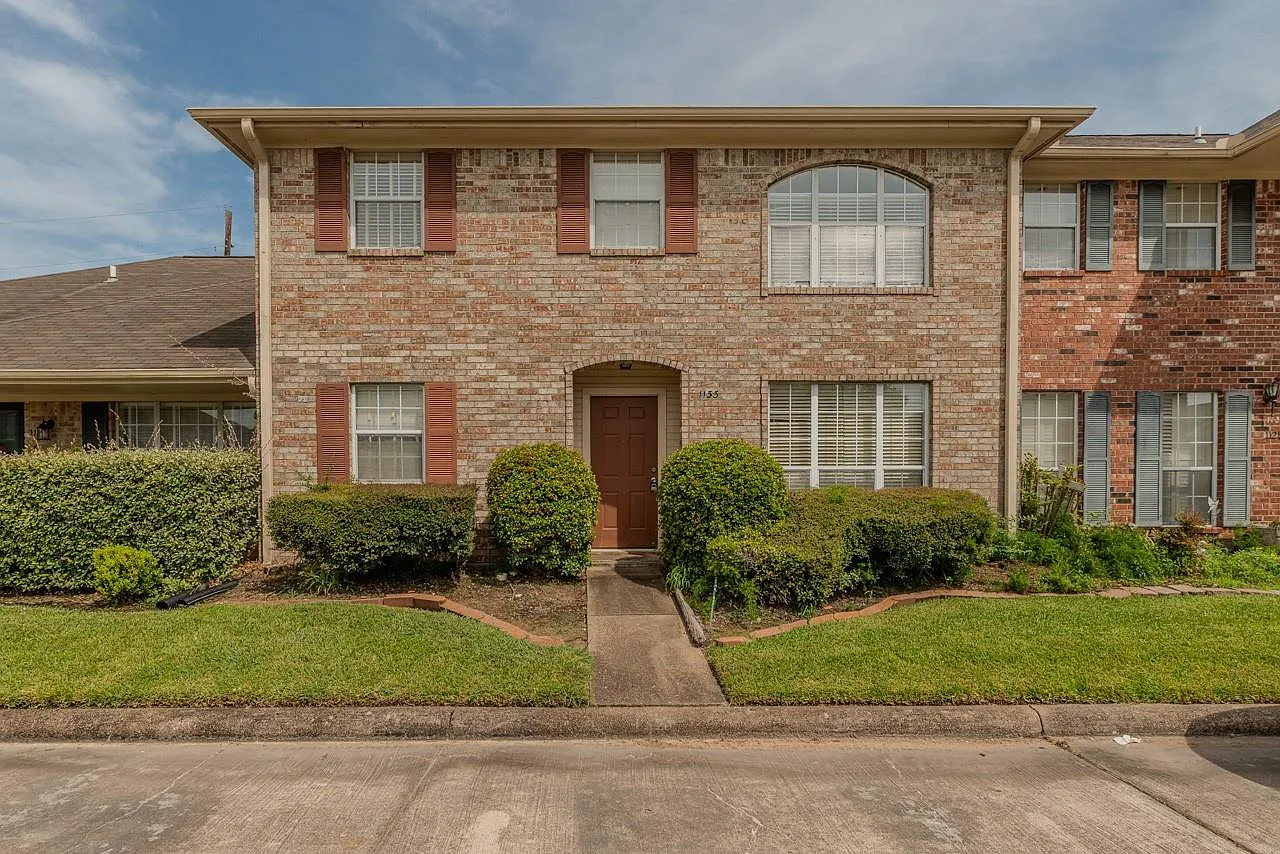 3 bed, 2.5 bath, 1695 sqft, $1,795 — Photo 1