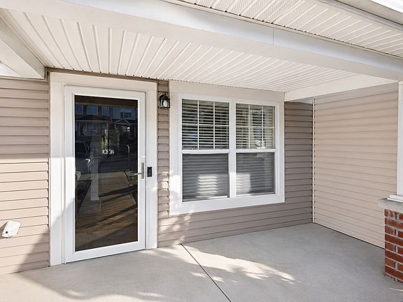 3rd image of 141 Shadow Glen Dr