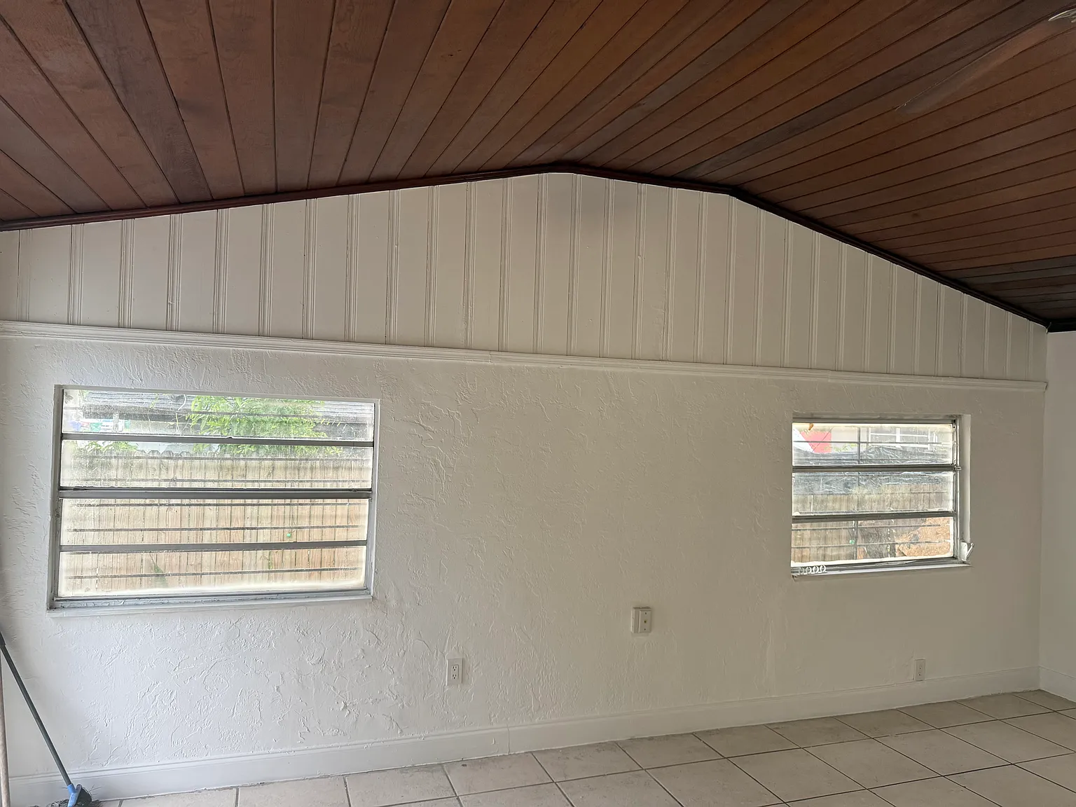 315 NE 58th Ter — Photo 3