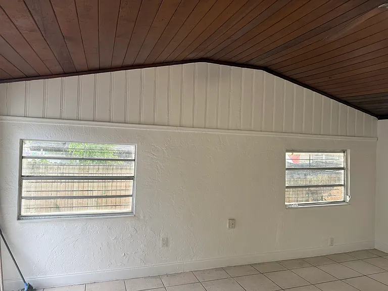 315 NE 58th Ter — Photo 3