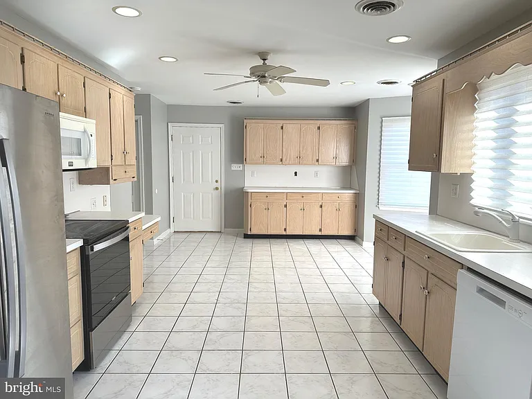 364 Phoenix Dr — Photo 9