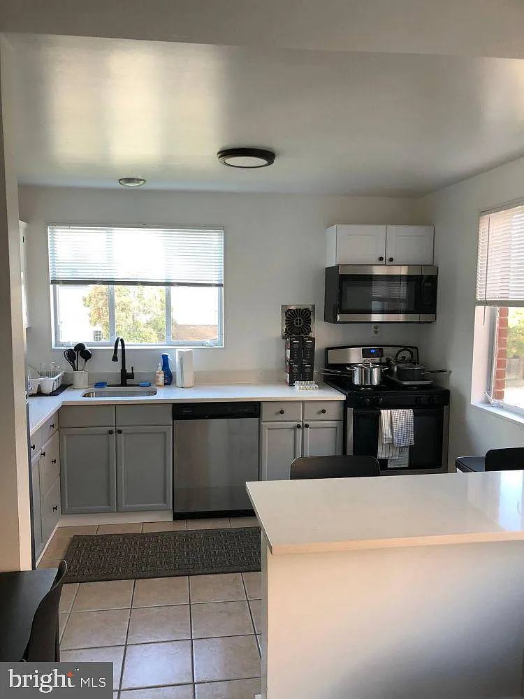 3 bed, 1500 sqft, $4,200 — Photo 4