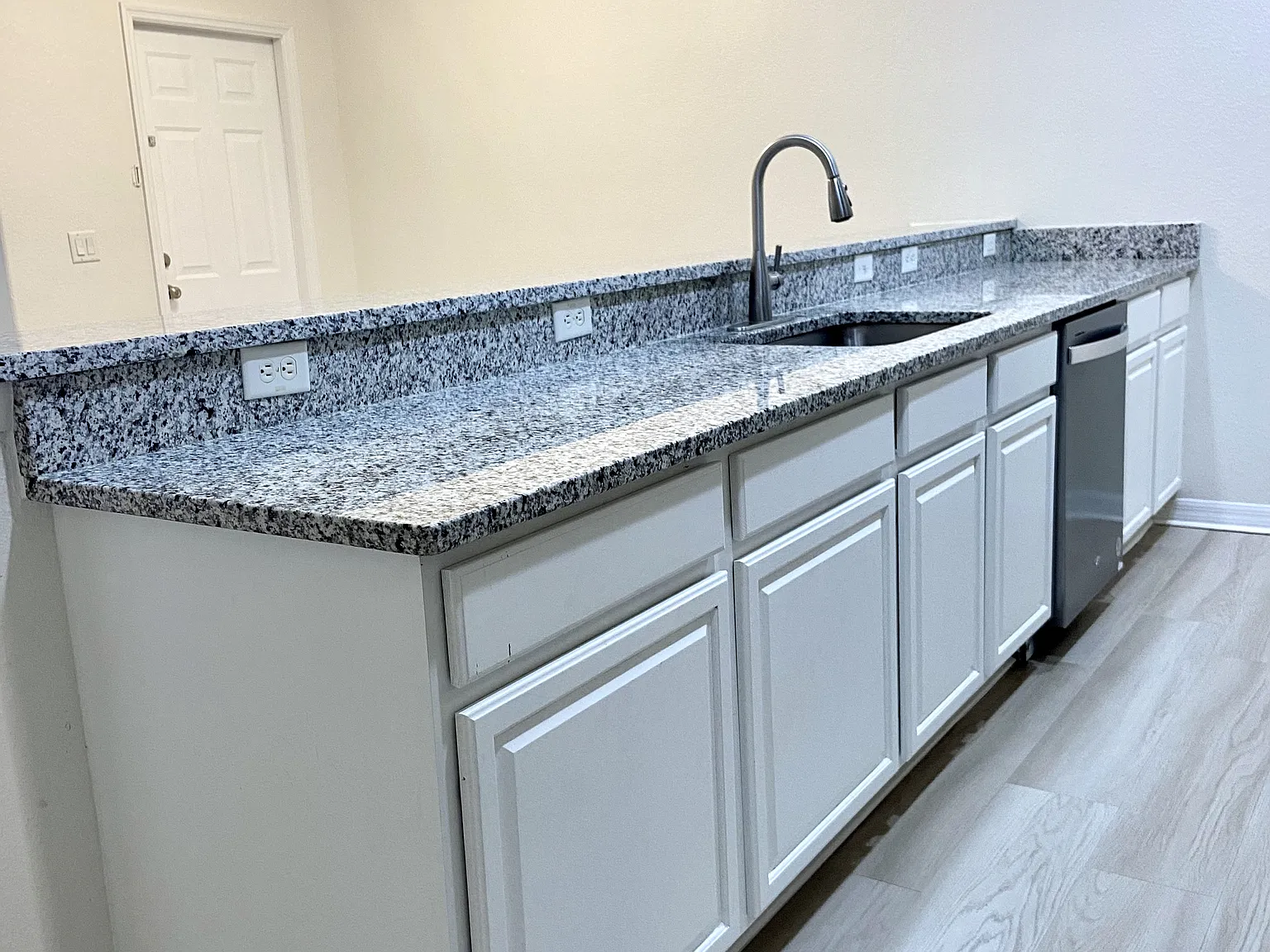 3 bed, 1439 sqft, $2,200 — Photo 4