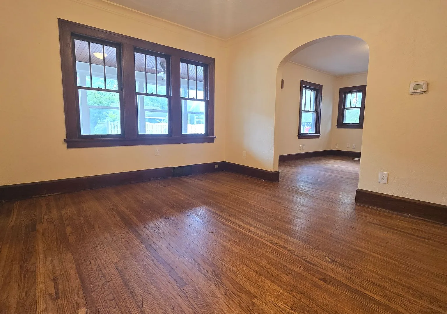 2 Bedroom House with Hardwood Floors — Photo 3