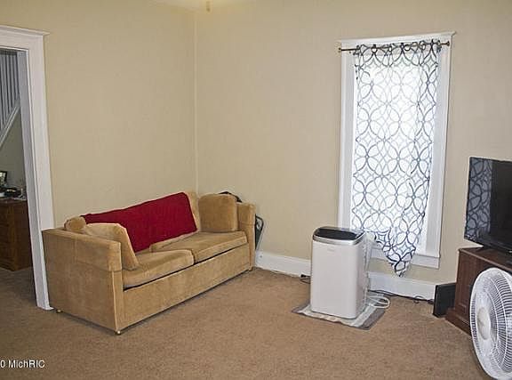 4th image of 207 Oak St