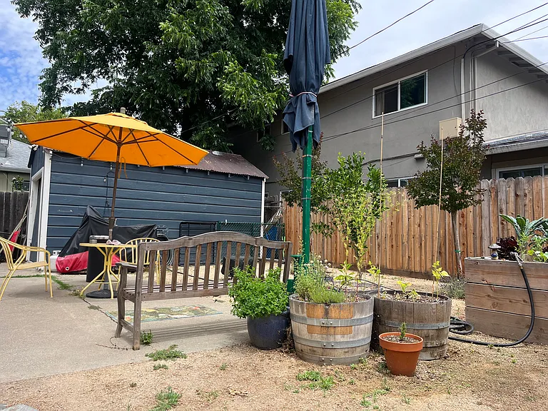 2321 32nd St — Photo 33