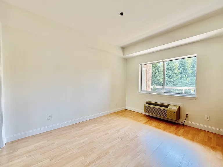 98 Southfield Ave #105 — Photo 8
