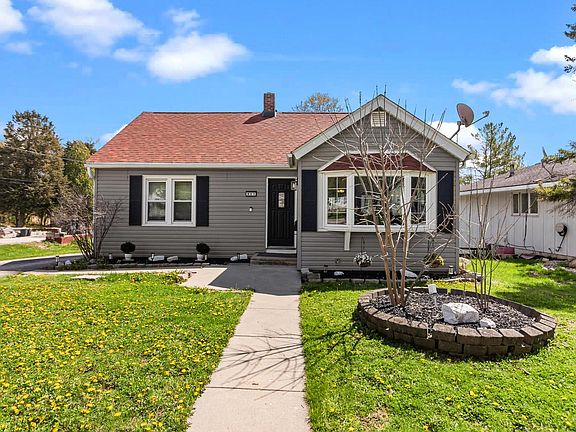 3rd image of 927 Clover STREET
