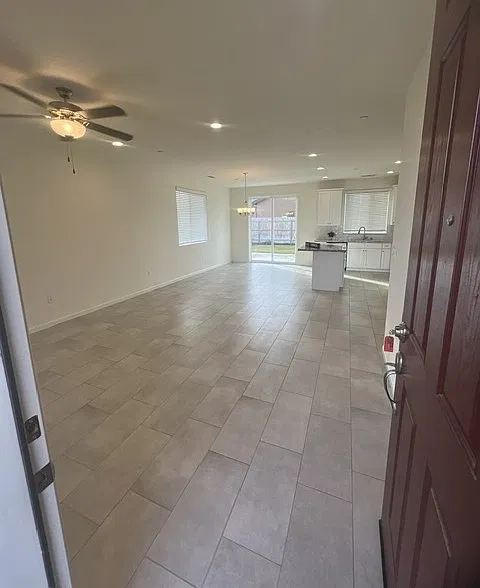 3 bed, 1297 sqft, $2,400 — Photo 3