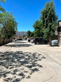 3 bed, 900 sqft, $2,400 — Photo 3