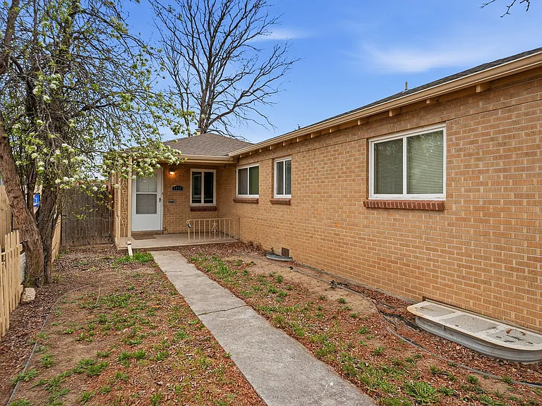 1717 Clinton St — Photo 1