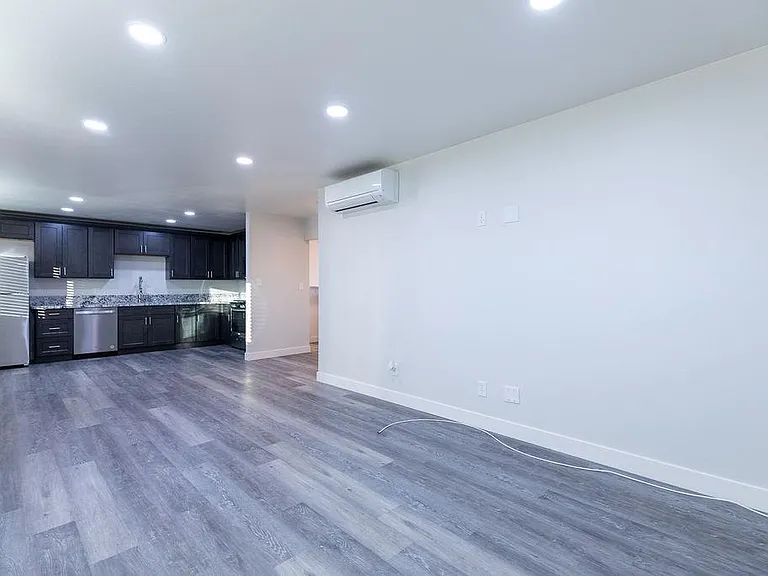 810 N Fairview St — Photo 6