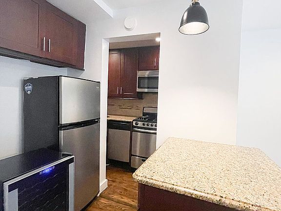 4th image of 241 E 77th St #Lc