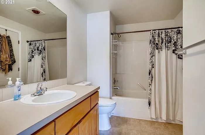 Full bath (upstairs)