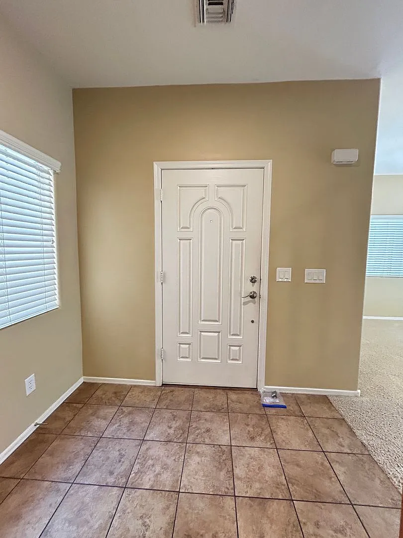 3 Bedroom, 2 1/2 Bathroom, 2 Car Garage in Peoria — Photo 2
