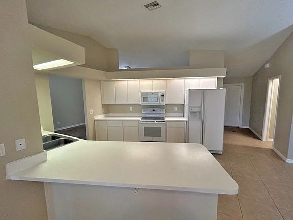 3rd image of 401 Oakview Rd