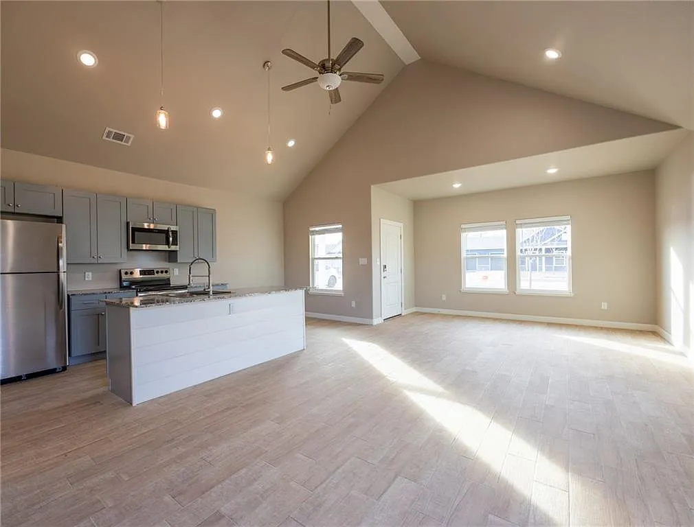 914 Valley Oaks Ln - 1 — Photo 4