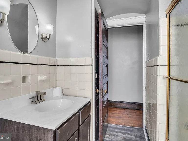 727 E Market St — Photo 29