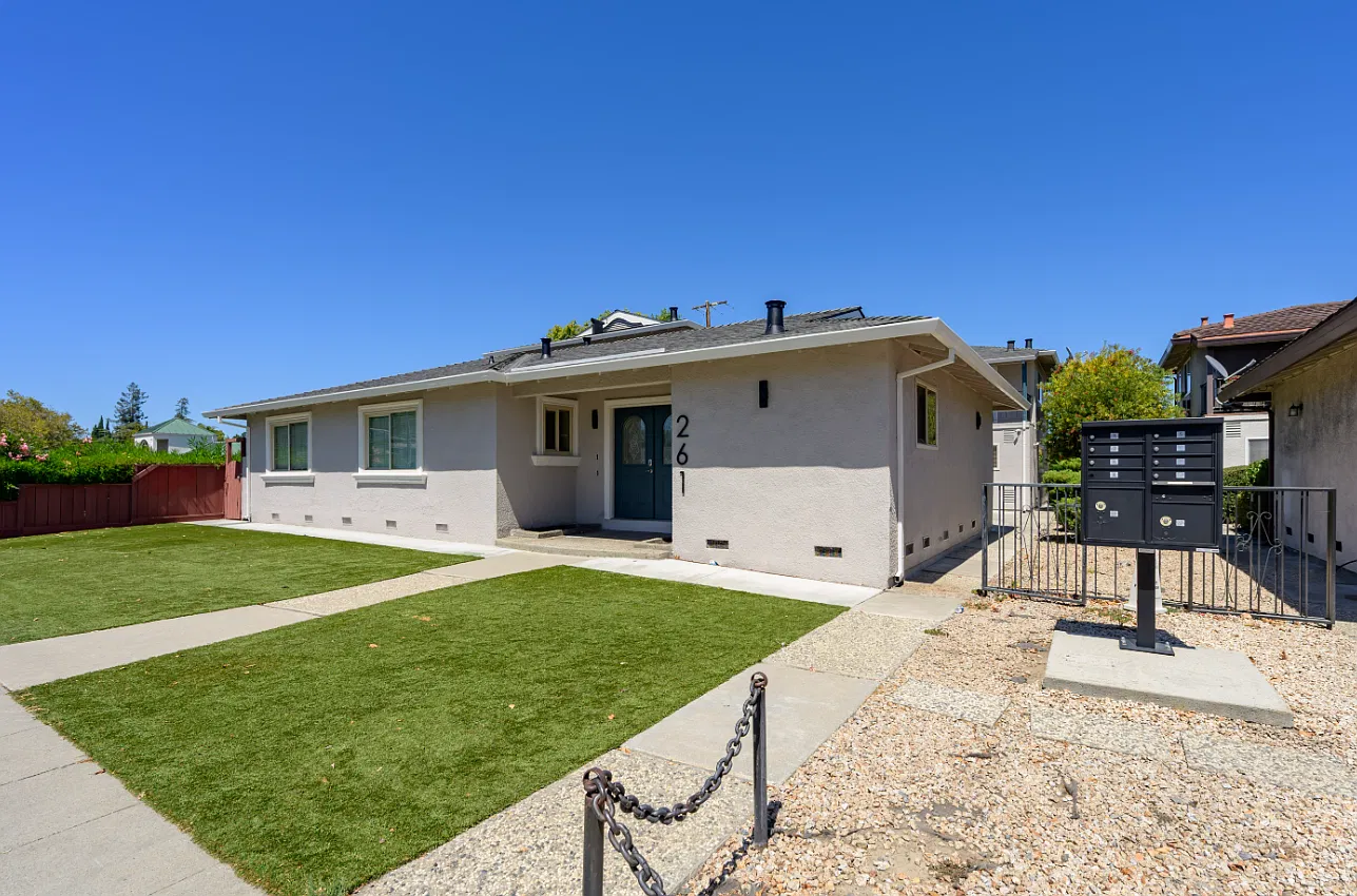 2 bed, 1.5 bath, 816 sqft, $3,990 — Photo 2