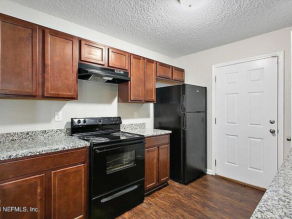 4th image of 8931 COCOA Avenue